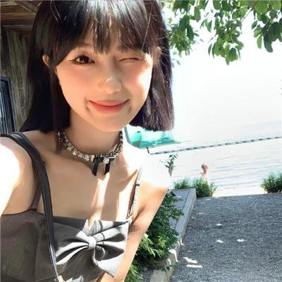 三个摩登女性